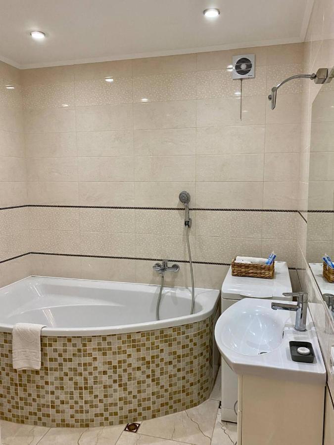 Cozy Apartment Next To The Park Ternopil Luaran gambar